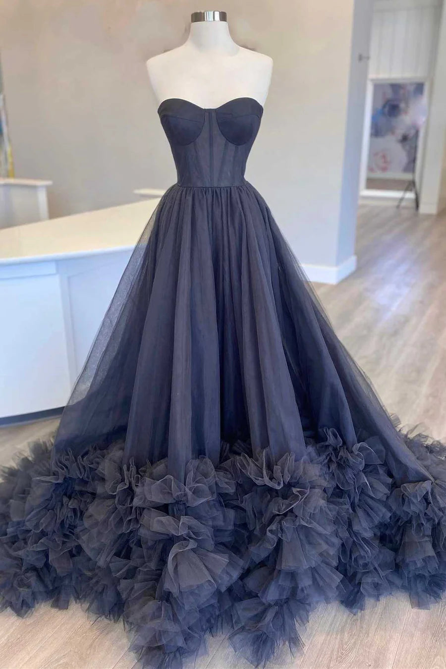 Vestido de fiesta de varios niveles sin tirantes y corte A